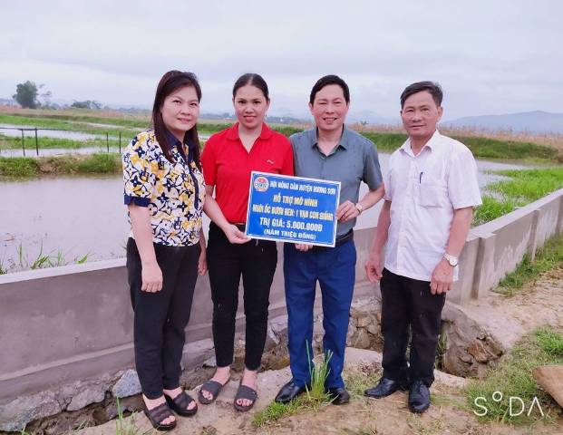 Đồng chí Phan Văn Khanh - HUV, Chủ tịch Hội Nông dân huyện  trao hỗ trợ mô hình