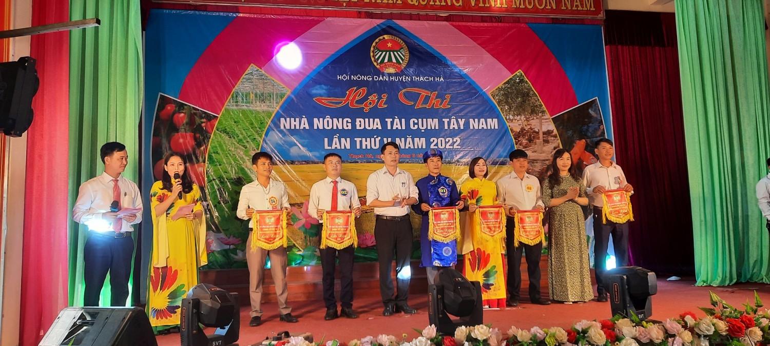 Hình ảnh đồng chí Nguyễn Thị Mai Thủy - TUV, Chủ tịch Hội Nông dân tỉnh trao cờ lưu niệm cho các đội tuyển