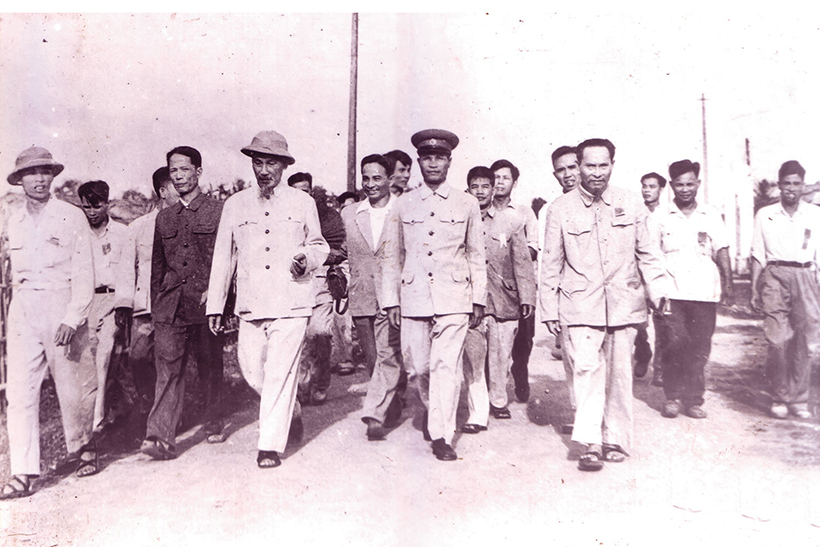 Chủ tịch Hồ Chí Minh nhận thức rất rõ vai trò của dân chủ, coi dân chủ là nhân tố động lực của sự phát triển; thực hành dân chủ là chìa khóa vạn năng để giải quyết mọi khó khăn. Trong ảnh tư liệu: Bác Hồ về thăm và làm việc với Đảng bộ, chính quyền v