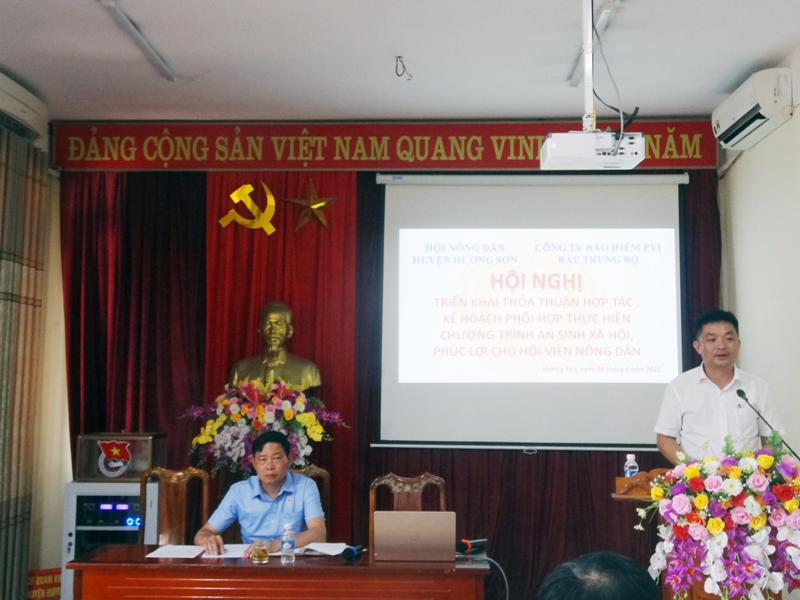 Ông Võ Thanh Tuấn – Phó Giám đốc Công ty Bảo hiểm PVI Bắc Trung bộ trả lời các câu hỏi của các đại biểu về dự hội nghị