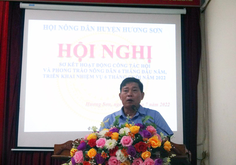 Đồng chí Phan Văn Khanh - Huyện uỷ viên, Chủ tịch Hội Nông dân huyện phát biểu kết luận hội nghị