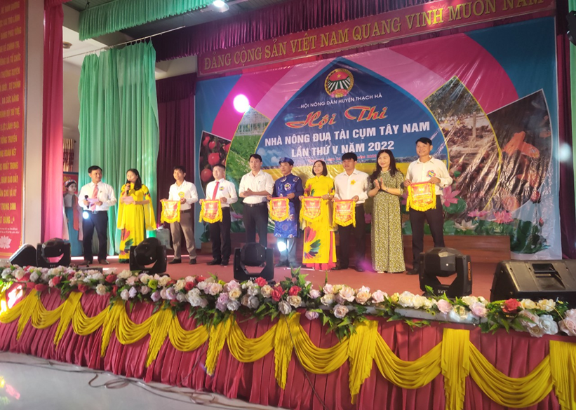 Ảnh: Đồng chí Nguyễn Thị Mai Thủy – TUV, Chủ tịch Hội Nông dân tỉnh trao cờ lưu niệm cho các đội tuyển ở cụm Tây Nam