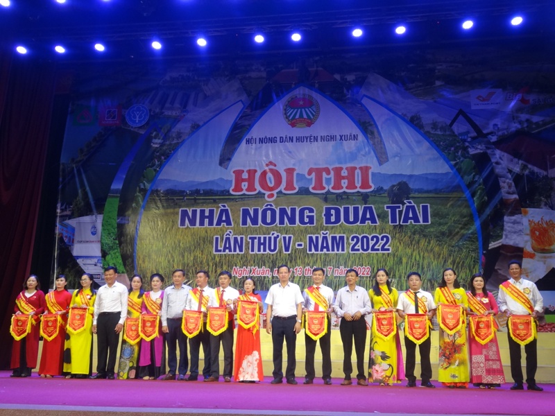 Các đồng chí lãnh đạo Hội Nông dân tỉnh và huyện Nghi Xuân tặng Cờ lưu niệm cho các đội thi