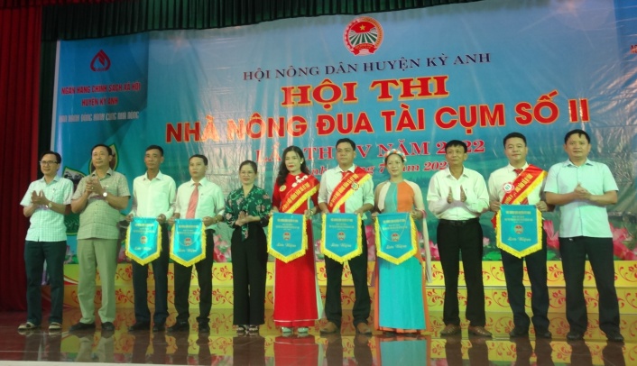Đ/c Trần Trung Thành – Phó Chủ tịch Hội Nông dân tỉnh và các đồng chí đại diện lãnh đạo huyện Kỳ Anh tặng Cờ lưu niệm cho các đội
