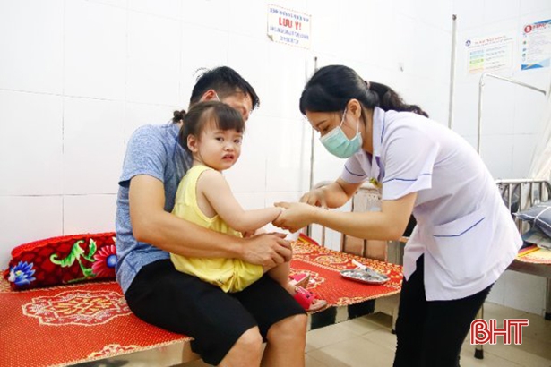 Cán bộ y tế chăm sóc, theo dõi sức khỏe bệnh nhân nhi tại Bệnh viện Đa khoa thành phố Hà Tĩnh.