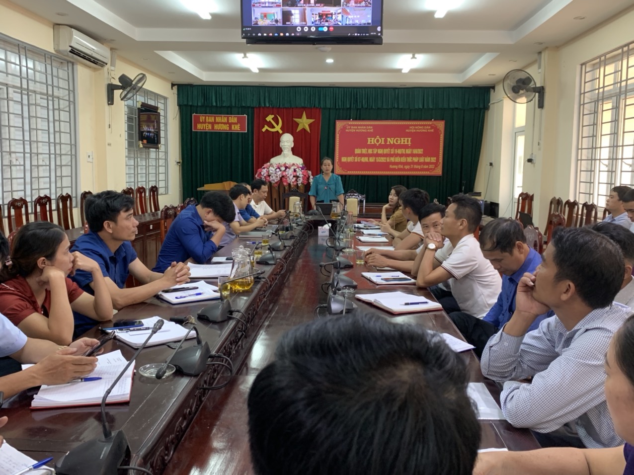 ĐC Lê Thị Nhung Tuyết PCT HND huyện Hương Khê quán triệt NQ 07 của BCH Đảng bộ huyện