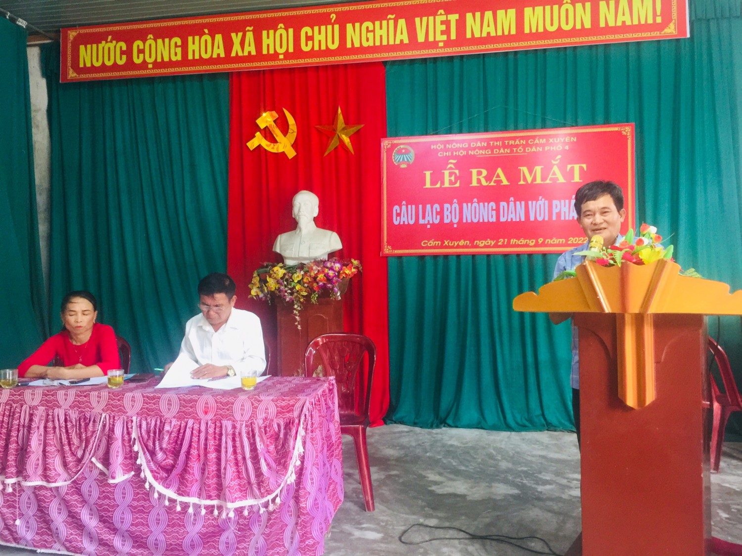 đồng chí Trần Hữu Dương PCT HND huyện phát biểu