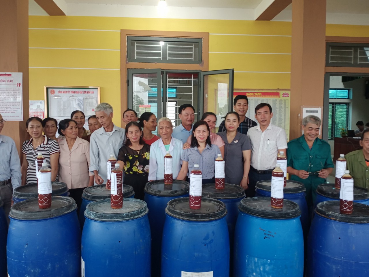 Hội nông dân 2 cấp Trao hỗ trợ thùng rác và chế phẩm sinh học cho các thành viên