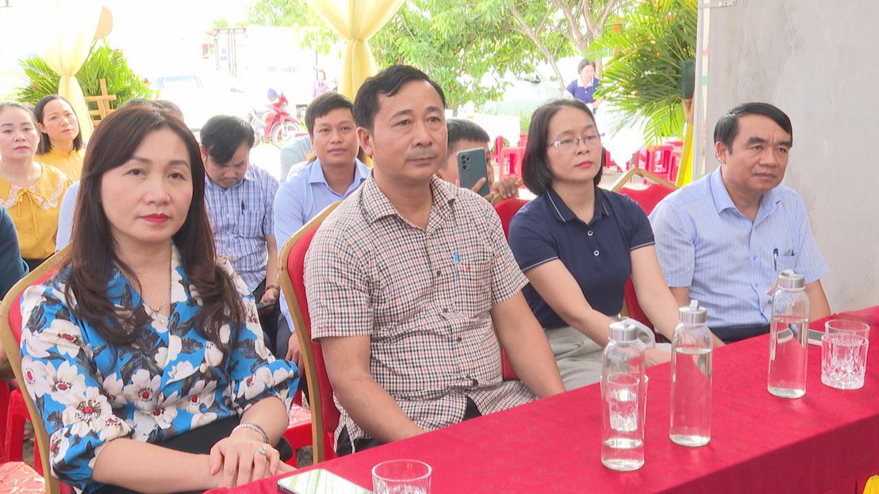 Chủ tịch Hội Nông dân tỉnh Nguyễn Thị Mai Thủy tham dự khai trương