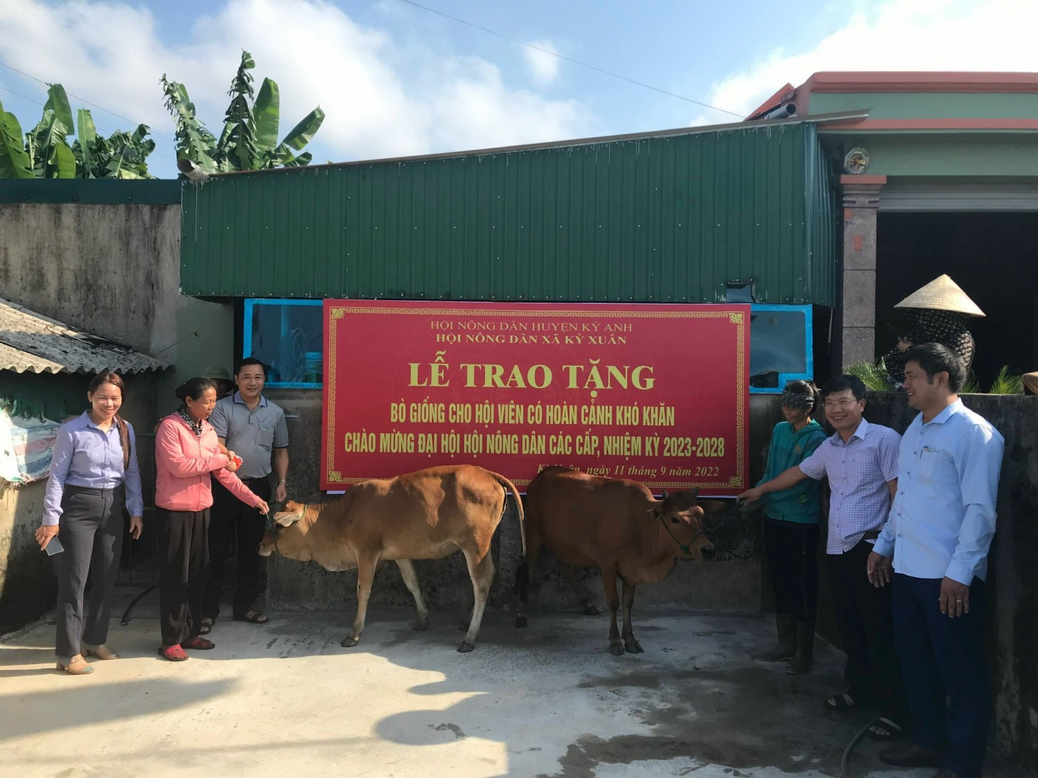 Hình ảnh Hội Nông dân xã Kỳ Xuân xã trao bò hỗ trợ sinh kế cho 2 hộ gia đình khó khăn