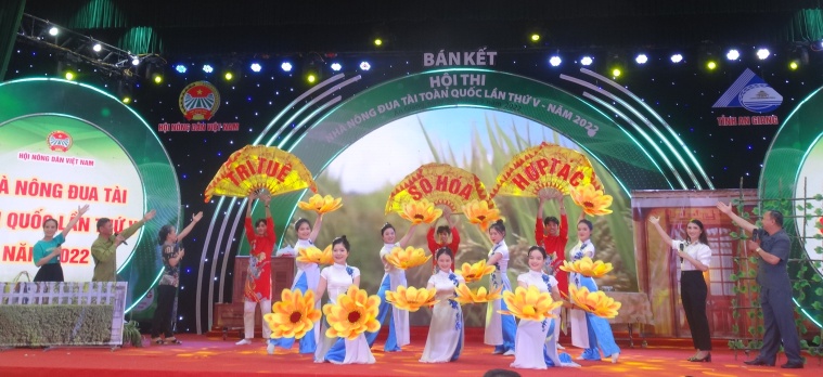 Đội tuyển Hà Tĩnh thực hiện phần thi So tài nhà nông tại vòng thi Bán kết