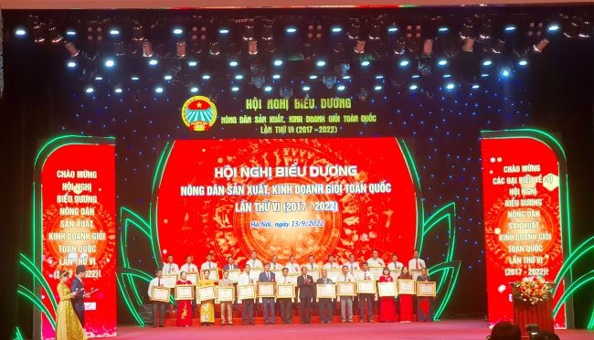 Trung ương Hội Nông dân Việt Nam tôn vinh và trao tặng Bằng khen cho những nông dân tiêu biểu, xuất sắc toàn quốc trong phong trào giai đoạn 2017 – 2022