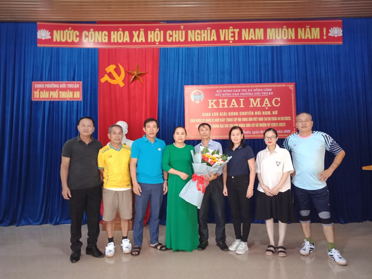 Đồng chí Lê Thị Thu Hiền, CT Hội Noog dân thị xã Hồng Lĩnh tặng hoa chúc mừng