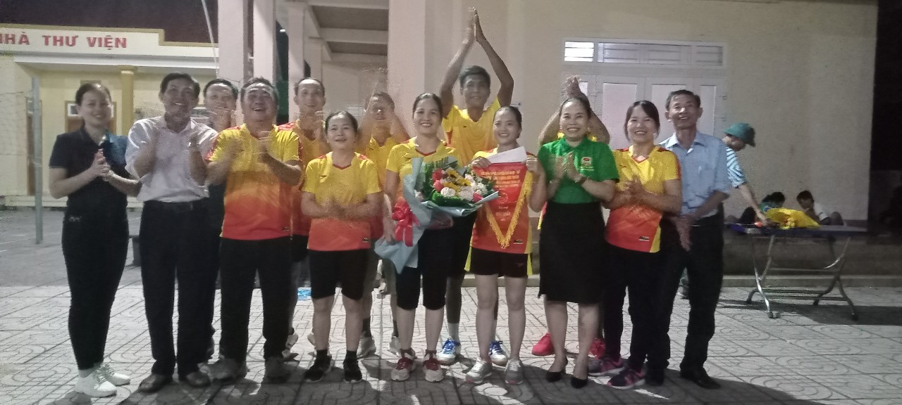 HND Đức Thuận tổ chức giải đấu bóng chuyền hơi nam, nữ giữa các chi Hội (1)