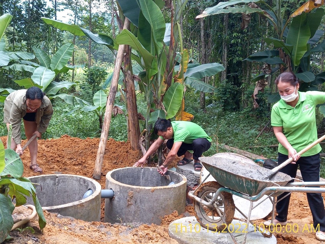 Lực lượng nông dân nòng cốt xã Hương Liên giúp hoàn lắp đặt hệ thống xử lý nước thải sinh hoạt