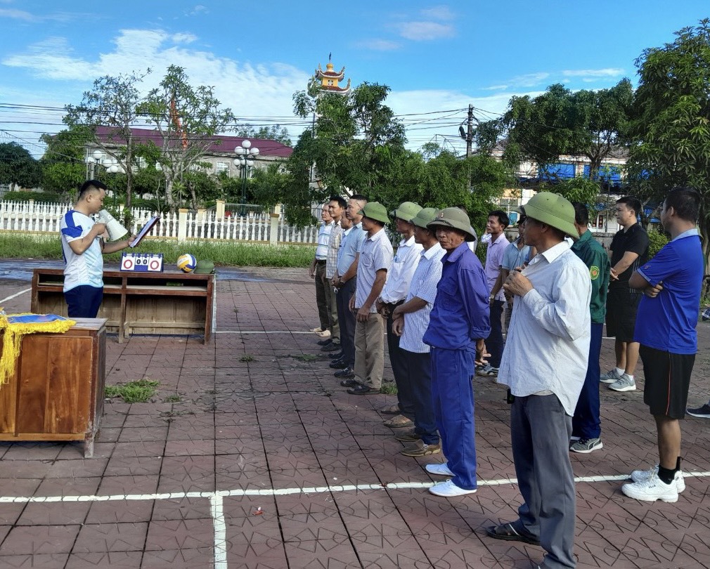 Hội Nông dân xã Cẩm Dương tổ chức giải bóng chuyền Nam mở rộng trong toàn xã