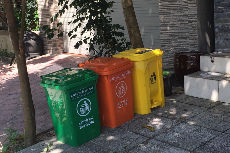 Hội Nông dân phường vận động hội viên và nhân dân mua các thùng rác để tiện việc thu gom.