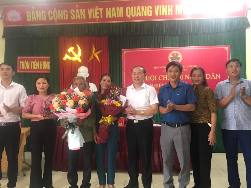Chủ tịch Hội Nông dân thành phố Hà Tĩnh tặng hoa chúc mừng đại hội chi hội điểm tại xã Thạch Hưng