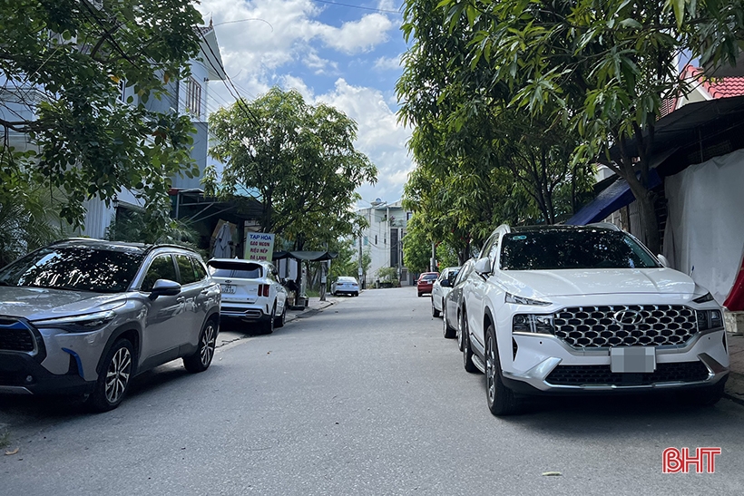 Tình trạng ô tô dừng, đậu sai quy định trên các tuyến đường khu vực trung tâm TP Hà Tĩnh không chỉ ảnh hưởng tới mỹ quan đô thị mà còn gây ách tắc, mất trật tự an toàn giao thông.