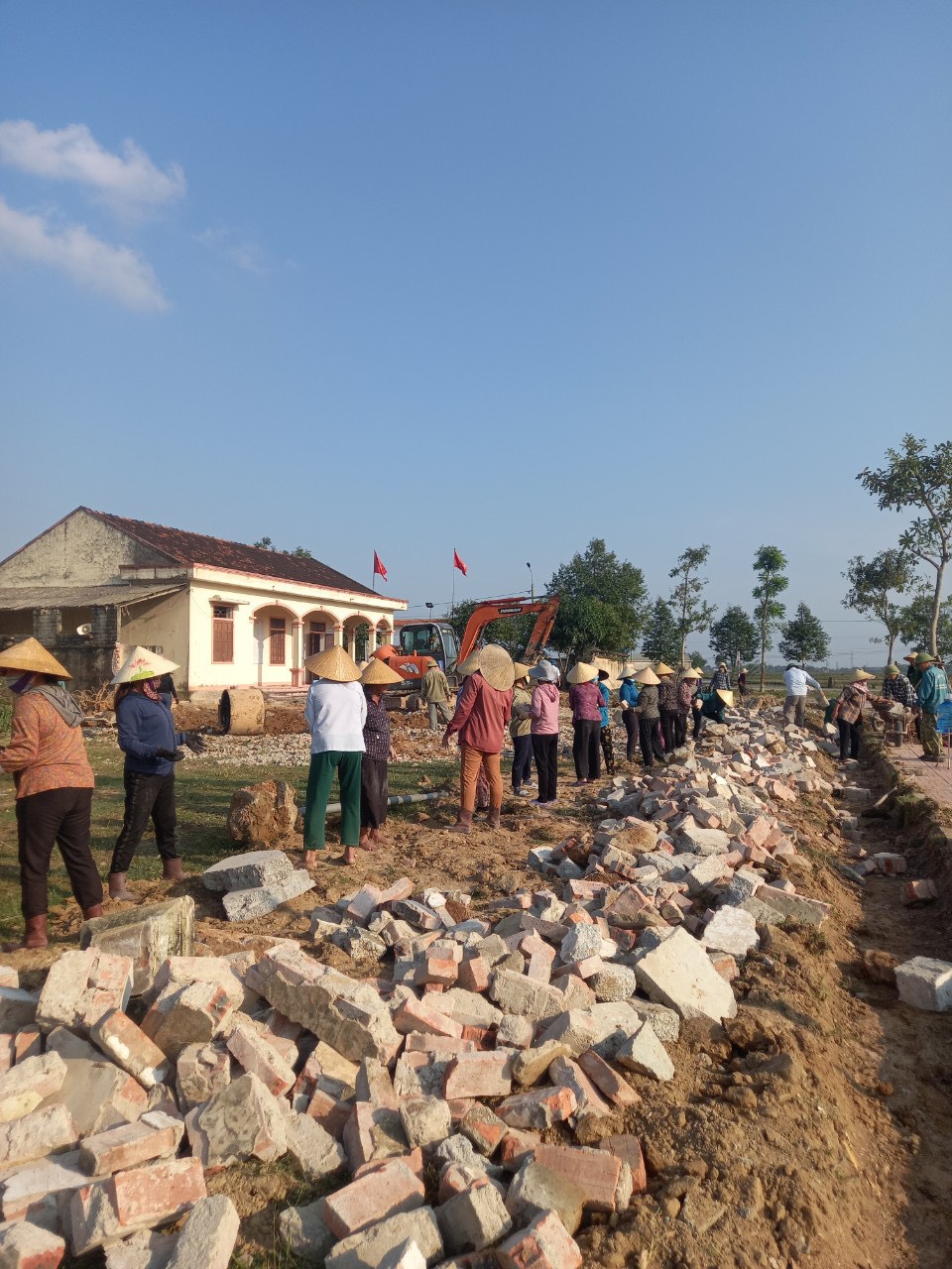 Hội viên nông dân thôn Trung Hải, xã Thiên Lộc lao động phá dỡ tường rào mở rộng khuôn viên nhà văn hóa thôn