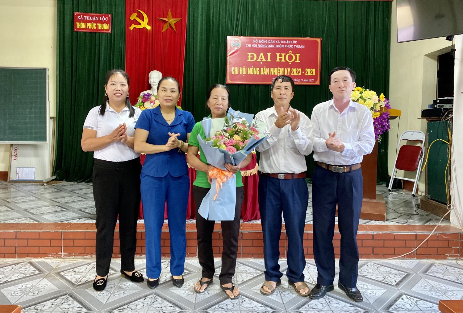 Tặng hoa chúc mừng đồng chí Trần Thị Tâm trúng cử chi Hội trưởng