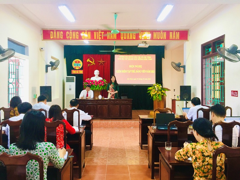 Đồng chí Nguyễn Thị Mai Thủy - Bí thư Chi bộ, Chủ tịch Hội Nông dân tỉnh tổng hợp các ý kiến góp ý cho từng đảng viên