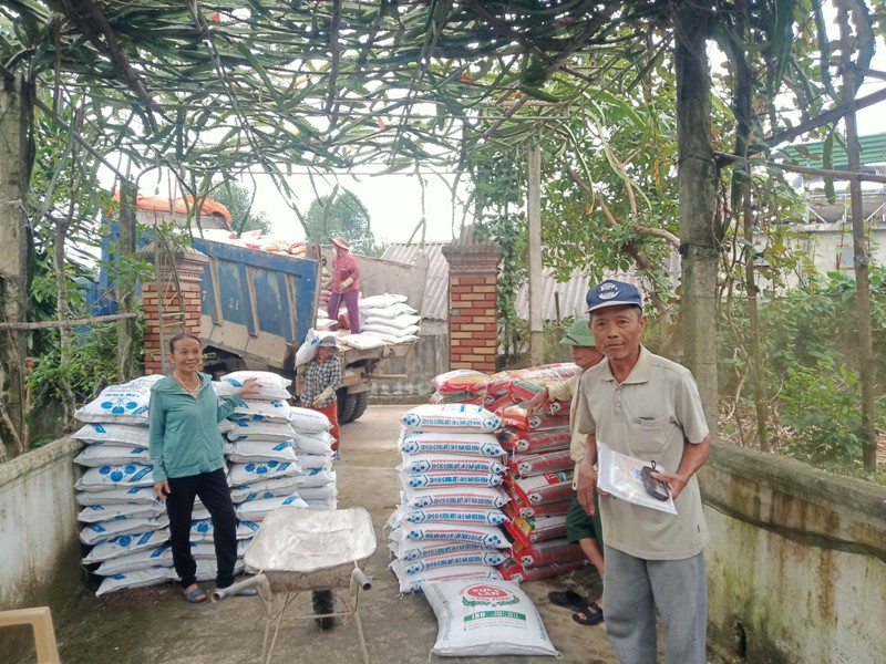 Trung tâm phối hợp với Hội Nông dân huyện Vũ Quang cung ứng phân bón tại xã Ân Phú