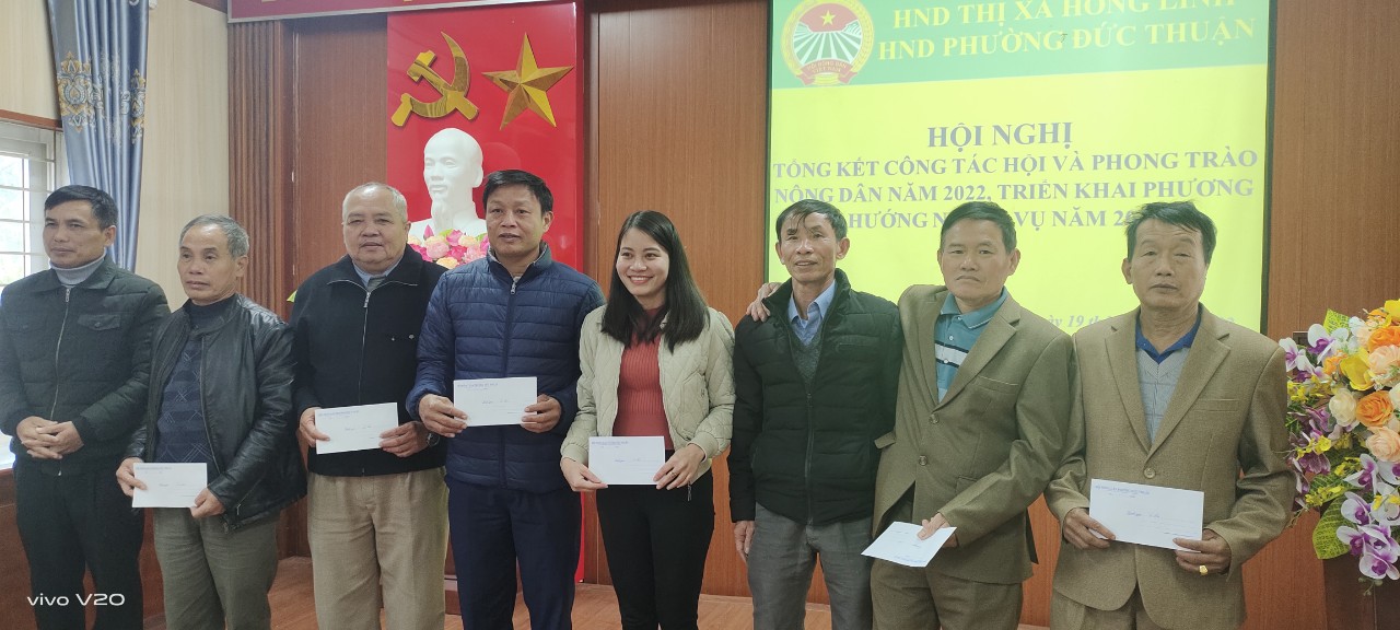 Đồng chí Đặng Đức Dương CT HND và đồng chí Phan Hữu Phước PCT HĐND phường trao khen thưởng cho các cá nhân có thành tích trong năm 2022
