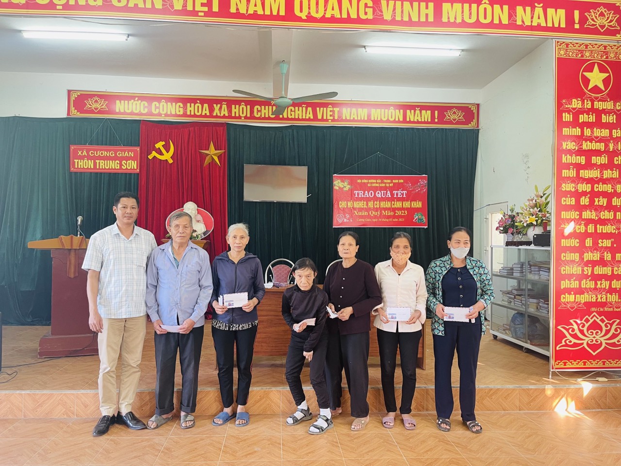 Hội Nông dân xã Cương Gián, huyện Nghi Xuân tổ chức trao tặng quà hộ nghèo, hội viên nông dân có hoàn cảnh khó khăn.
