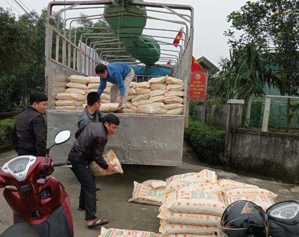 Hình ảnh Hội Nông dân xã Cẩm Sơn cung ứng phân bón