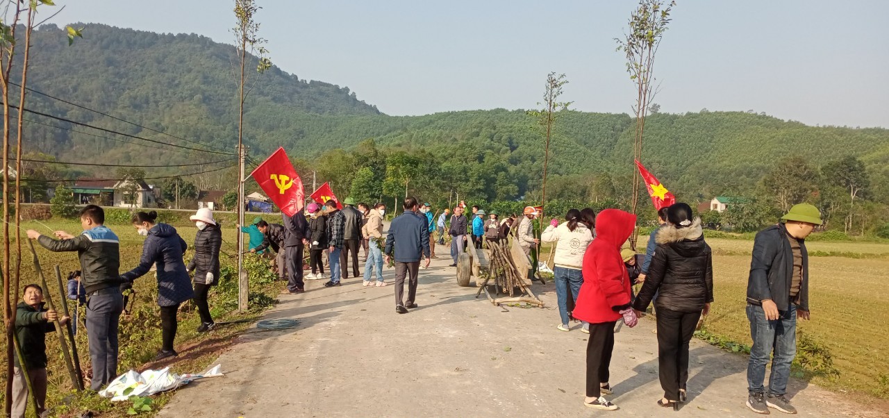 Các lực lượng tham gia trồng cây tại thôn Sơn Quang xã Đức Lạng