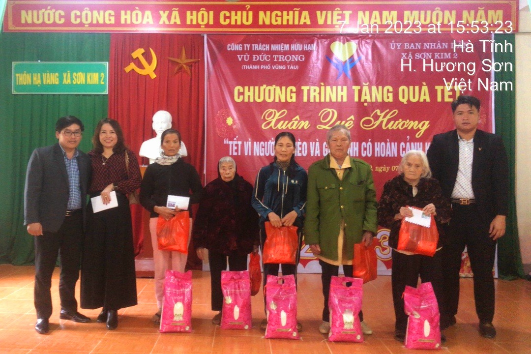 Hội Nông dân xã Sơn Kim 2 phối hợp với nhà hảo tâm trao quà Tết cho người nghèo