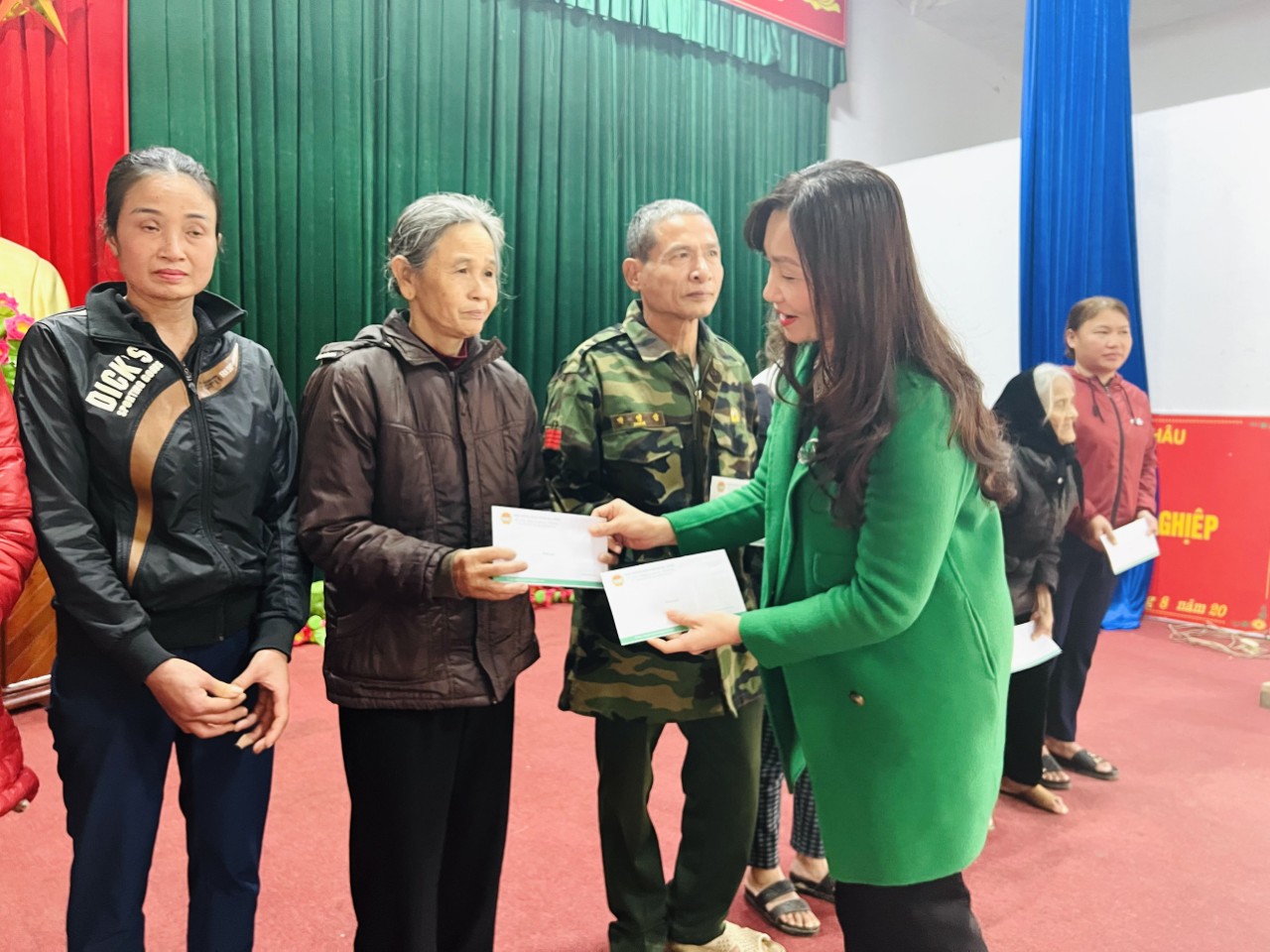 Đồng chí Nguyễn Thị Mai Thủy - Tỉnh ủy viên, Chủ tịch Hội Nông dân tỉnh trao quà tại huyện Hương Sơn