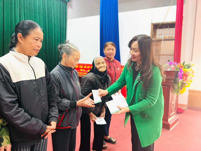 Hình ảnh Chủ tịch Hội Nông dân tỉnh Nguyễn Thị Mai Thủy trao quà Tết tại huyện Hương Sơn