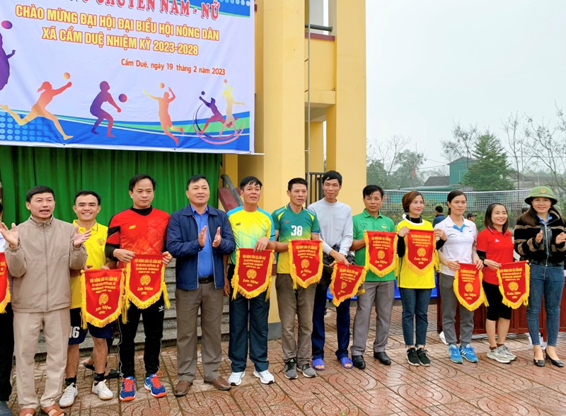 Hội Nông dân xã Cẩm Duệ tổ chức giải bóng chuyền nam, nữ chào mừng đại hội