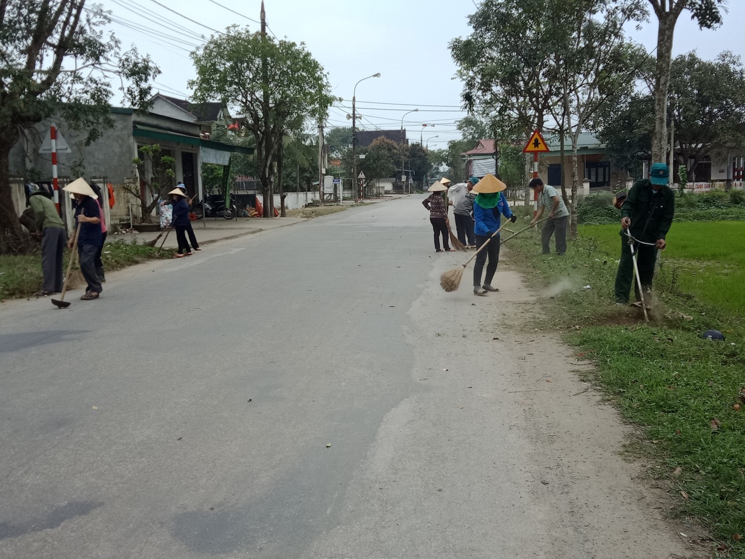 Cán bộ và hội viên nông dân phường Đức Thuận ra quân dọn vệ sinh môi trường