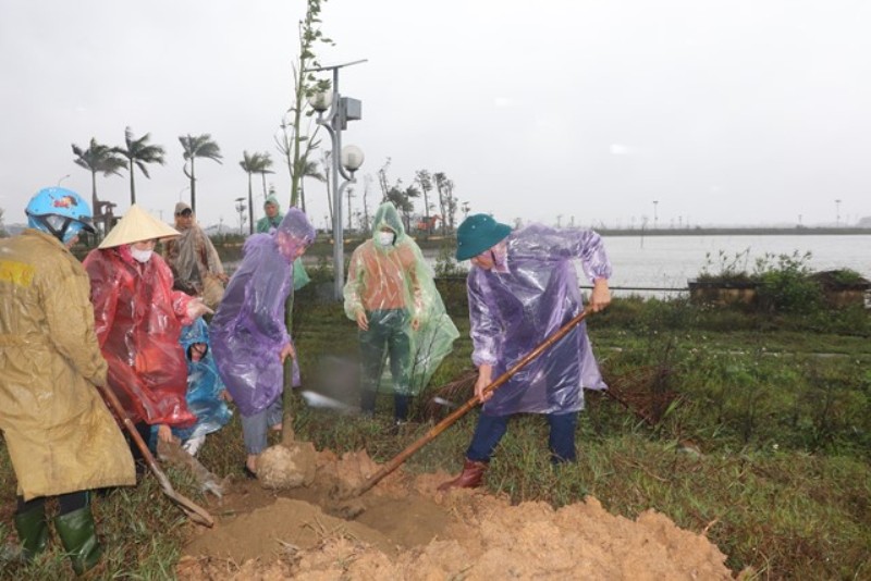 Cán bộ, công chức, viên chức, người lao động cơ quan Hội Nông dân tỉnh tham gia phong trào “Tết trồng cây đời đời nhớ ơn Bác Hồ” tại xã Đồng Môn, thành phố Hà Tĩnh