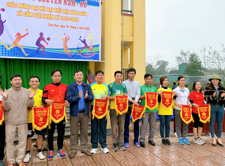 Hội Nông dân xã Cẩm Duệ tổ chức thành công giải bóng chuyền nam – nữ