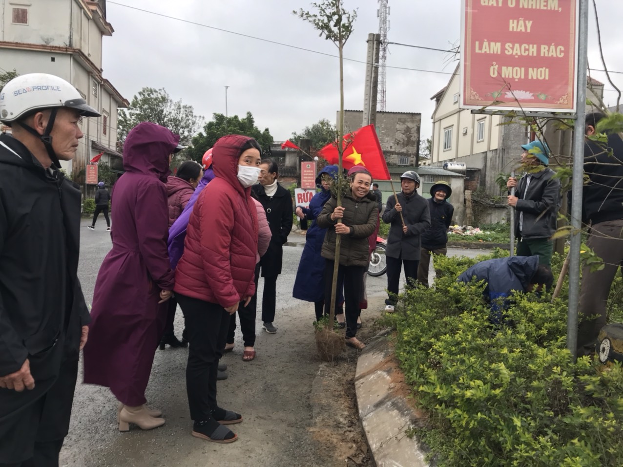 Chi hội Nông dân thôn Lương Ninh, xã Đan Trường hưởng ứng Tết trồng cây đầu xuân Quý Mão 2023