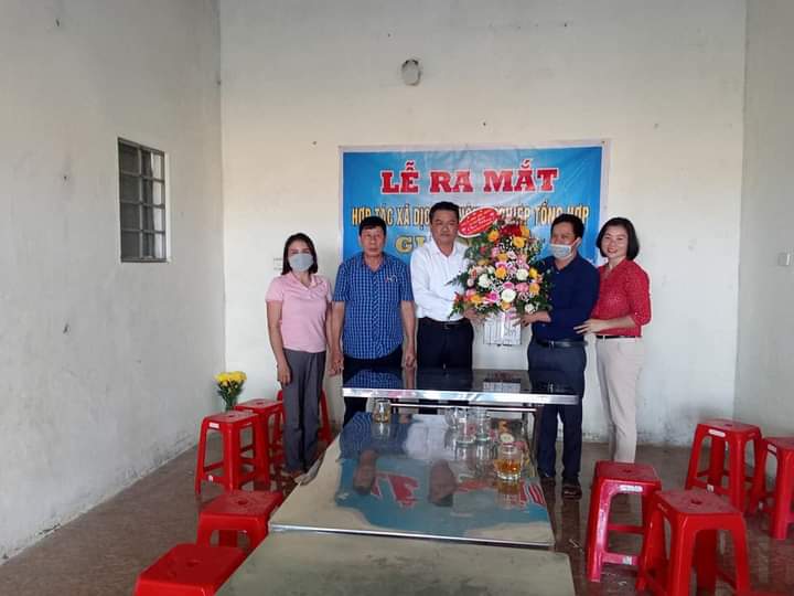 Bí thư Đảng ủy và Chủ tịch UBND xã Gia Hanh tặng hoa chúc mừng Hợp tác xã