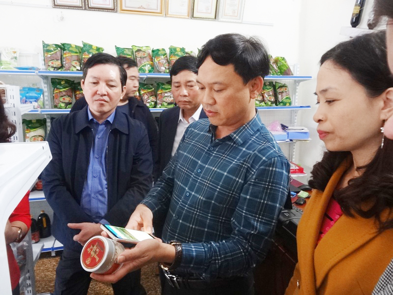 Đồng chí Lương Quốc Đoàn cùng Đoàn cán bộ Trung ương Hội Nông dân Việt Nam thăm Cửa hàng Nông sản an toàn tại thị trấn Phố Châu