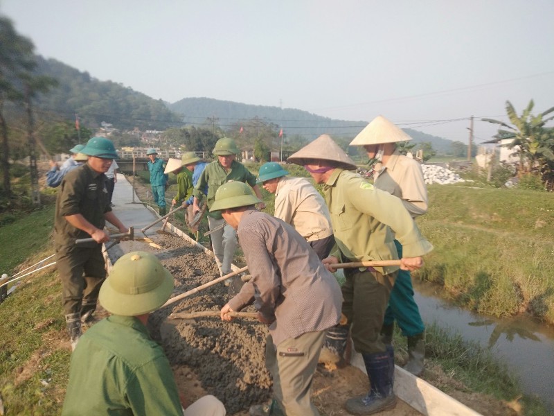 Hội Nông dân xã Xuân Lam huyện Nghi Xuân đã đảm nhận thi công đổ bê tông trên mặt tuyến kênh