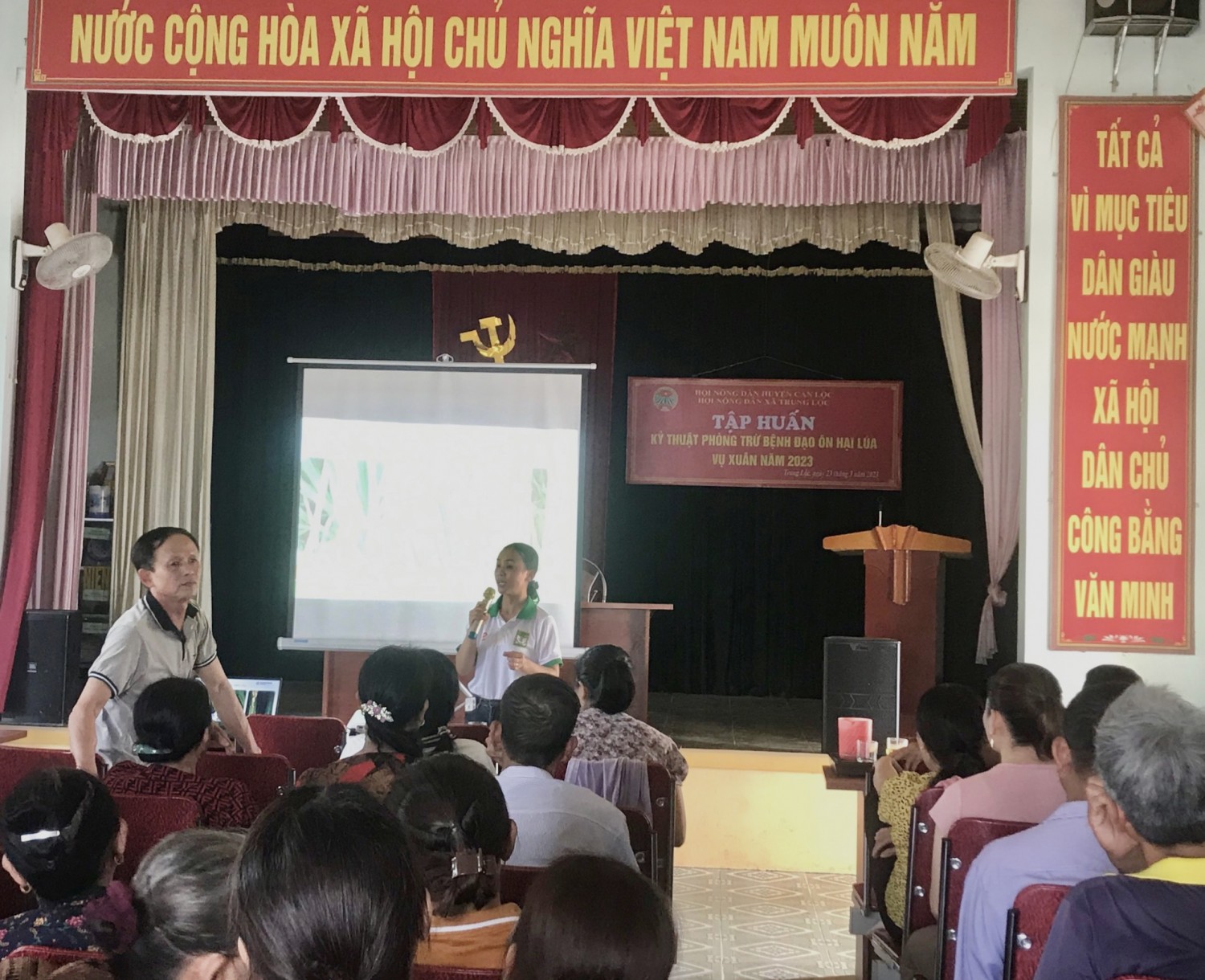 Hội Nông dân xã Trung Lộc, huyện Can Lộc tổ chức tập huấn kỹ thuật  phòng trừ bệnh đạo ôn hại lúa