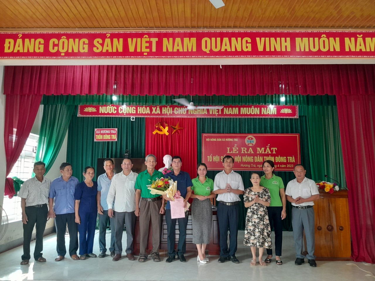 BTV HND huyện tặng hoa chúc mừng ra mắt Tổ hội số