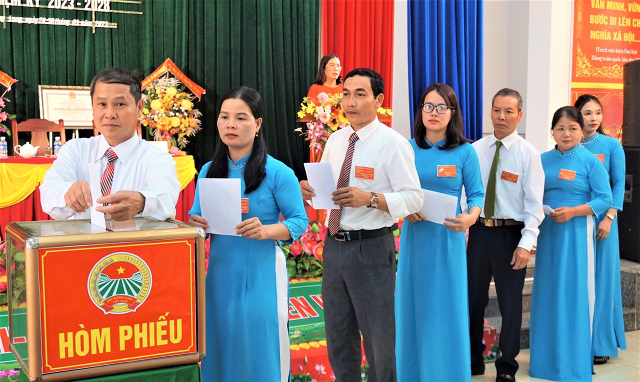 Đại biểu Đại hội HND xã Hương Long bỏ phiếu bầu BCH HND xã nhiệm kỳ 2023 2028