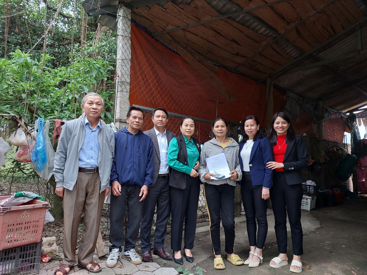 Giải ngân nguồn vốn quỹ hỗ trợ nông dân thị xã Hồng Lĩnh cho hộ ông Bùi Xuân Lợi  ở TDP Thuận Tiến, phường Đức Thuận