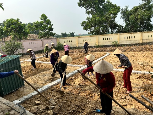 Tổ hội giúp nhau làm vườn xã Thạch Đài huyện Thạch Hà giúp đỡ hội viên chỉnh trang vườn hộ