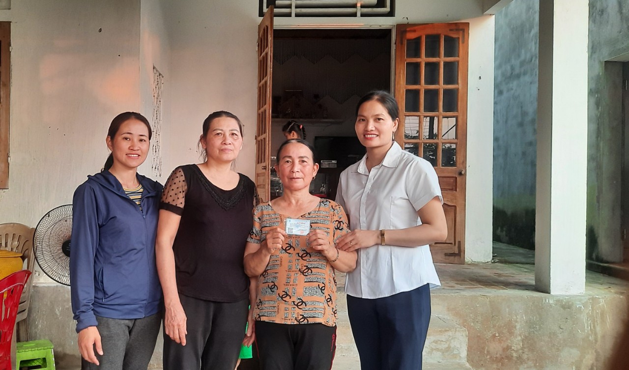 Hội Nông dân xã Tùng Ảnh huyện Đức Thọ tặng BHYT cho hội viên