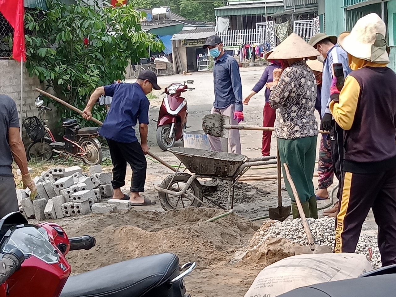 Các chi hội Hội Nông dân xã Xuân Yên, huyện Nghi Xuân ra quân xây dựng rãnh thoát nước