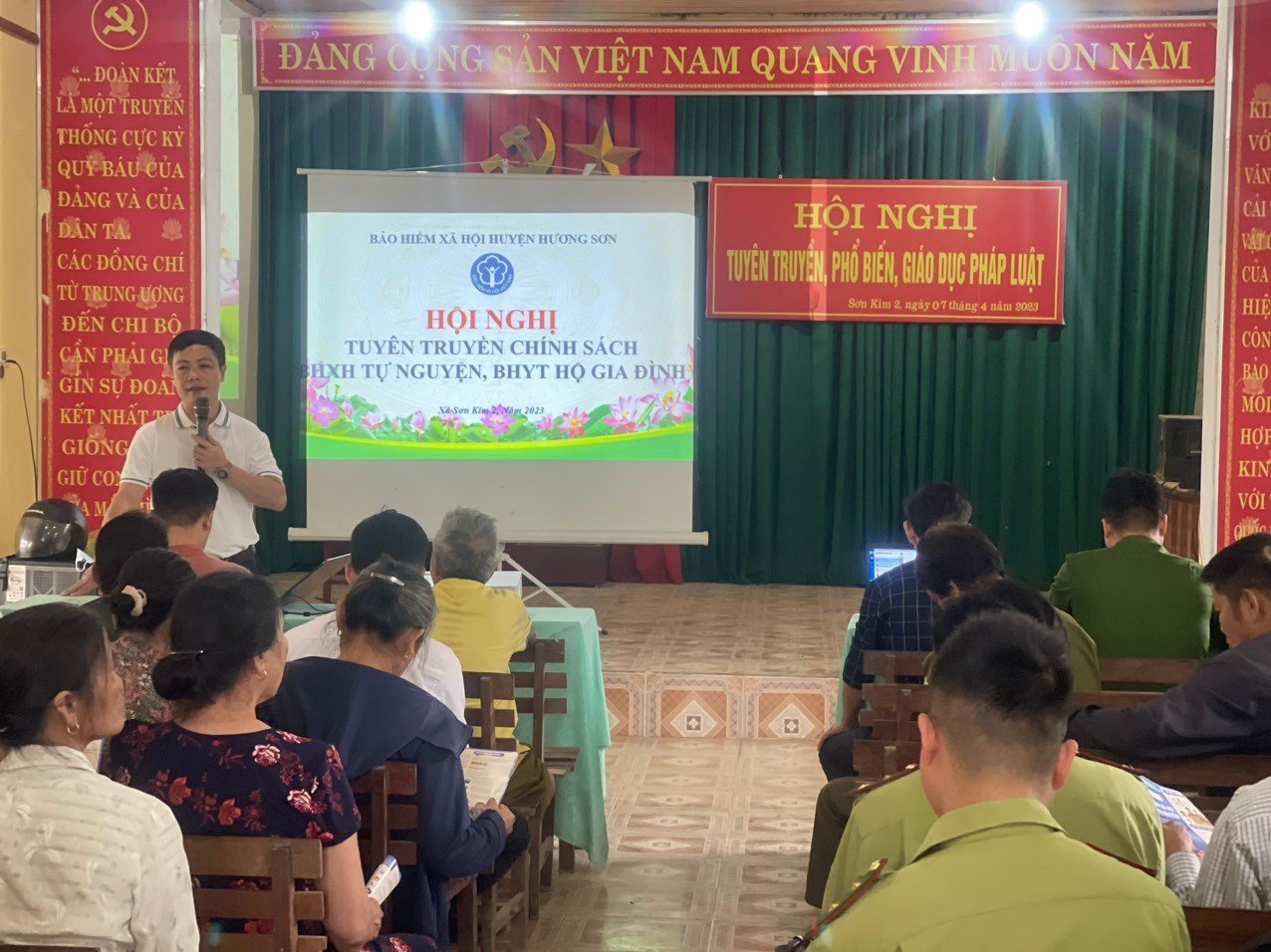Hội Nông dân xã Sơn Kim 2 phối hợp tuyên truyền chính sách BHYT, BHXH cho người dân